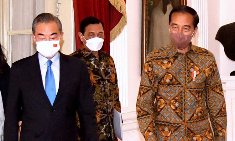 Presiden Jokowi Bertemu Menlu China Wang Yi di Istana Negara