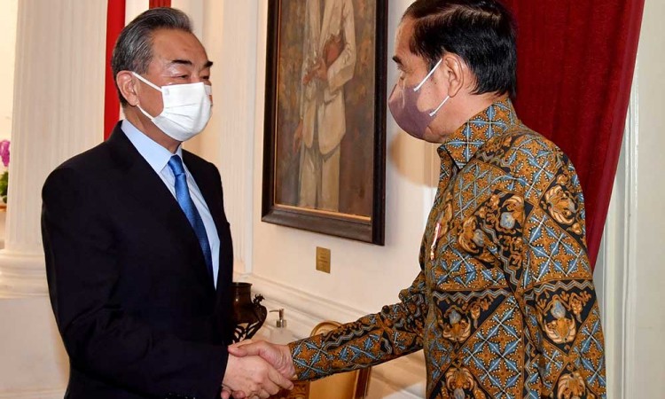 Presiden Jokowi Bertemu Menlu China Wang Yi di Istana Negara