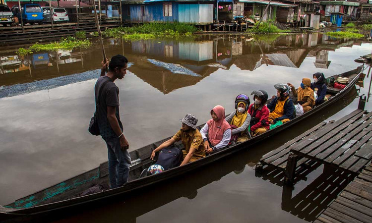 Guru dan Murid di Aceh Harus Menggunakan Perahu Untuk Menuju Sekolah