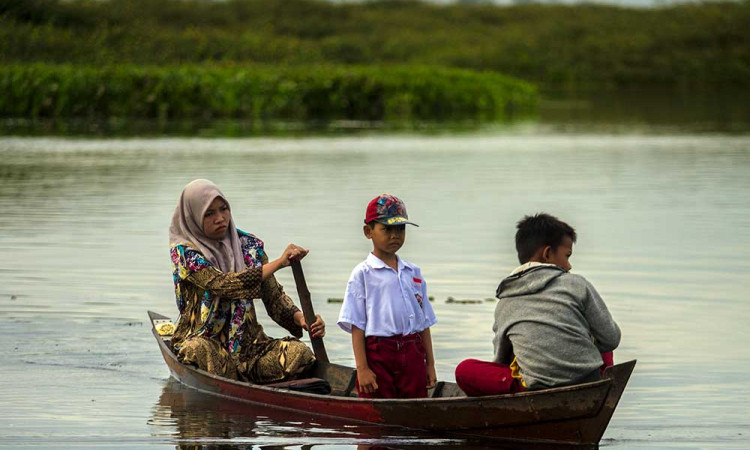 Guru dan Murid di Aceh Harus Menggunakan Perahu Untuk Menuju Sekolah