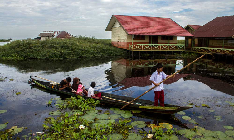 Guru dan Murid di Aceh Harus Menggunakan Perahu Untuk Menuju Sekolah