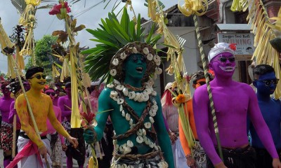 Warga Merias Diri Jadi Warna Warni saat Tradisi Ngerebeg di Bali