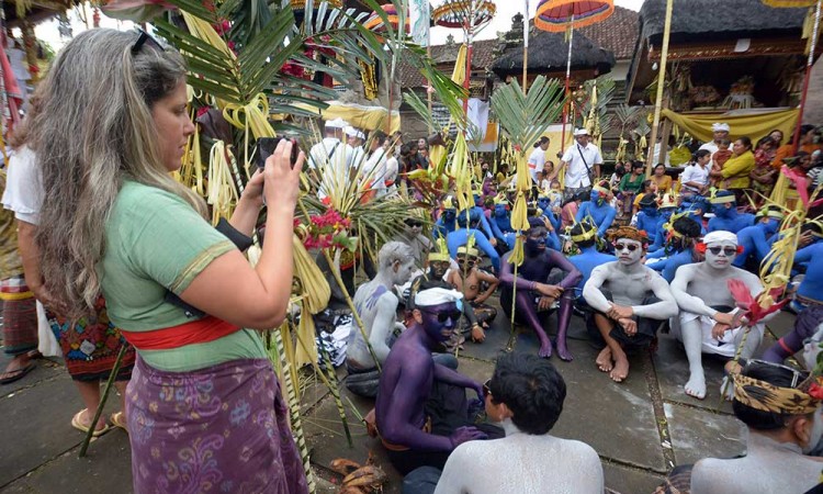 Warga Merias Diri Jadi Warna Warni saat Tradisi Ngerebeg di Bali