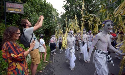 Warga Merias Diri Jadi Warna Warni saat Tradisi Ngerebeg di Bali