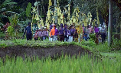 Warga Merias Diri Jadi Warna Warni saat Tradisi Ngerebeg di Bali