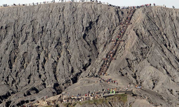 Wisatawan Memenuhi Lautan Pasir Gunung Bromo