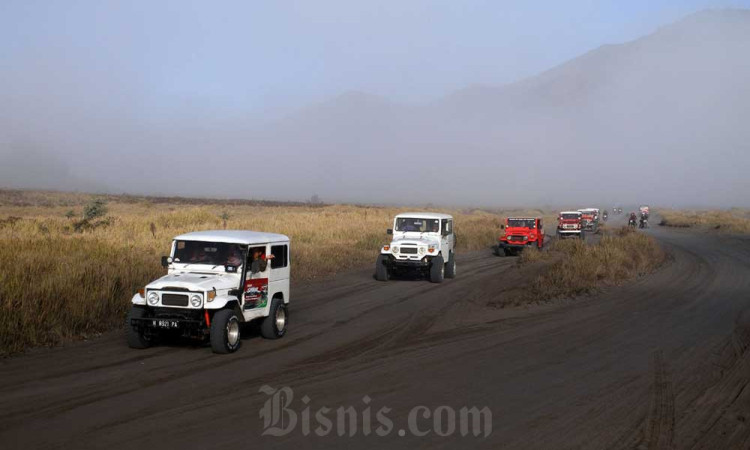 Wisatawan Memenuhi Lautan Pasir Gunung Bromo