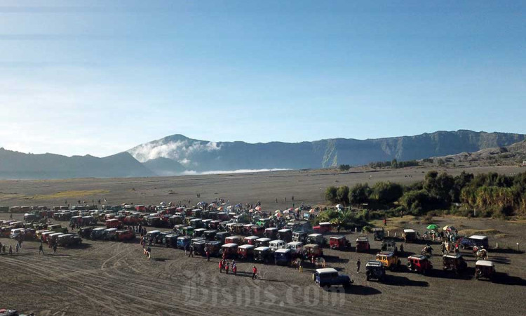 Wisatawan Memenuhi Lautan Pasir Gunung Bromo