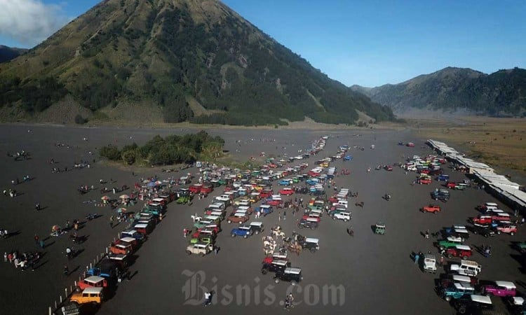 Wisatawan Memenuhi Lautan Pasir Gunung Bromo