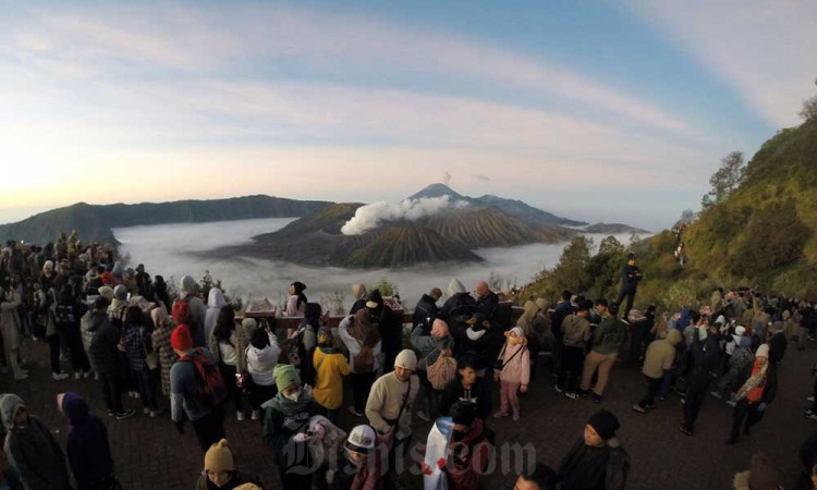 Wisatawan Memenuhi Lautan Pasir Gunung Bromo