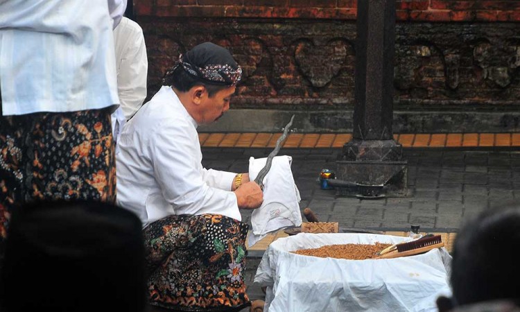 Jamasan Keris Pusaka di Makam Sunan Kudus