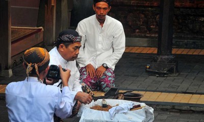 Jamasan Keris Pusaka di Makam Sunan Kudus