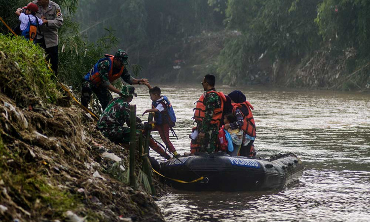 Tim SAR Gabungan Bantu Warga Sebrangi Sungai Cimanuk