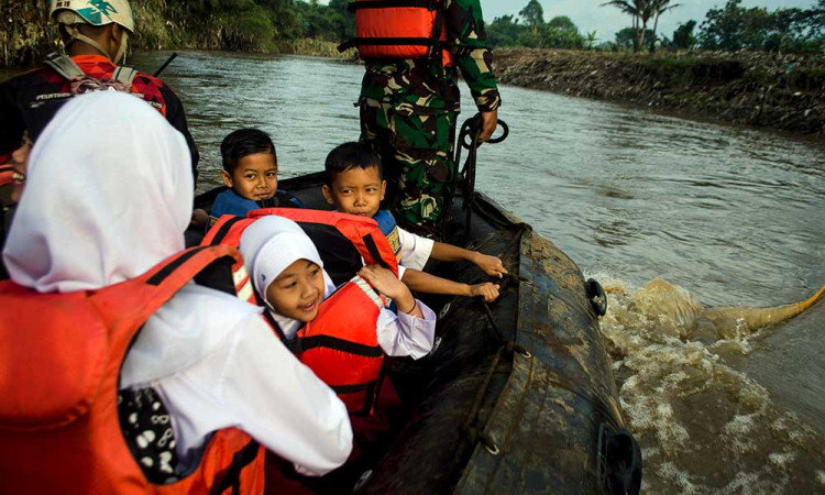 Tim SAR Gabungan Bantu Warga Sebrangi Sungai Cimanuk