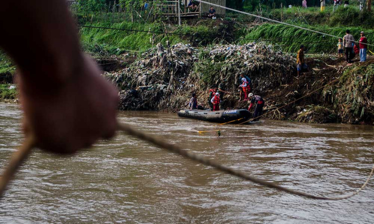 Tim SAR Gabungan Bantu Warga Sebrangi Sungai Cimanuk