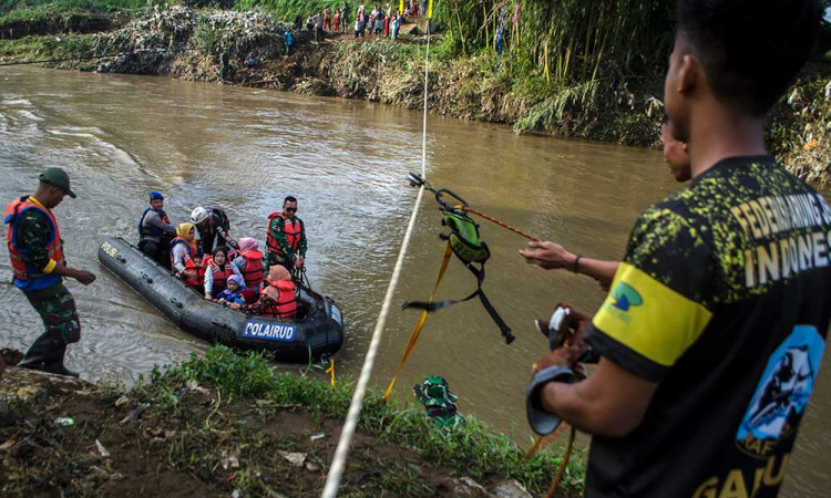 Tim SAR Gabungan Bantu Warga Sebrangi Sungai Cimanuk