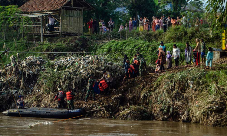 Tim SAR Gabungan Bantu Warga Sebrangi Sungai Cimanuk