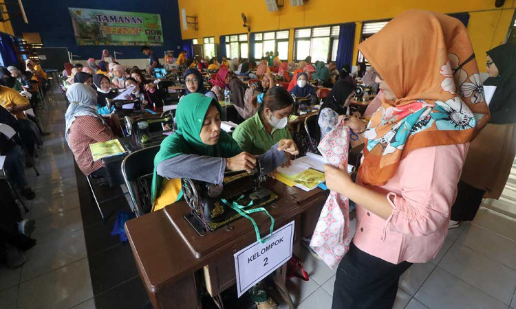 Ibu-Ibu Rumah Tangga di Kediri Ikuti Pelatihan Menjahit