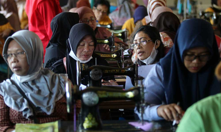 Ibu-Ibu Rumah Tangga di Kediri Ikuti Pelatihan Menjahit