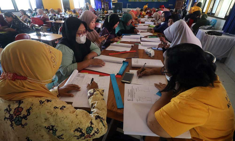 Ibu-Ibu Rumah Tangga di Kediri Ikuti Pelatihan Menjahit