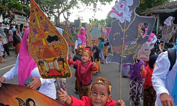 Kirab Festival Tresna Wayang Dolanan di Borobudur