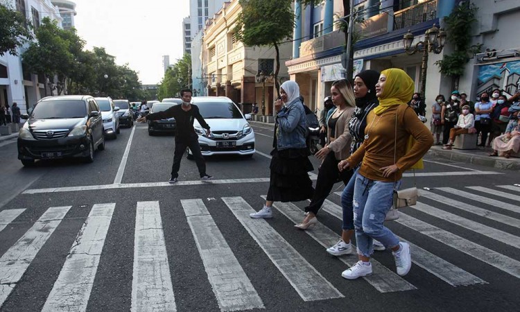 Mirip Citayam Fashion Week, Warga Surabaya Gelar Peragaan Busana di Zebra Cross