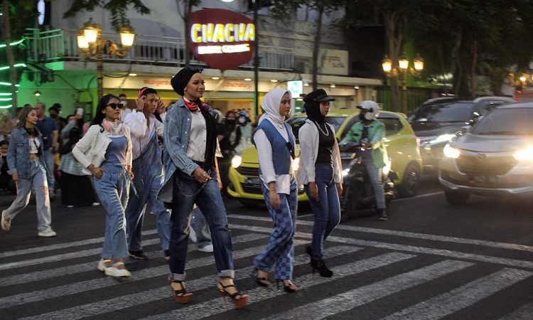 Mirip Citayam Fashion Week, Warga Surabaya Gelar Peragaan Busana di Zebra Cross