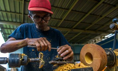 Pembuatan Kerajinan Berbahan Limbah Kayu Ulin di Kalimantan Selatan