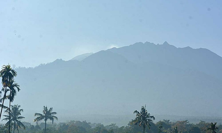 Gunung Raung di Jember Semburkan Abu Vulkanik