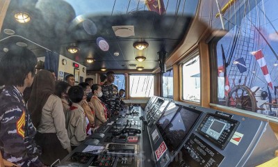 Taruna Akademi Angkatan Laut (AAL) Mengenalkan KRI Bima Suci Kepada Pelajar Indonesia di Singapura