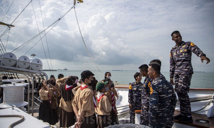 Taruna Akademi Angkatan Laut (AAL) Mengenalkan KRI Bima Suci Kepada Pelajar Indonesia di Singapura