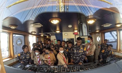 Taruna Akademi Angkatan Laut (AAL) Mengenalkan KRI Bima Suci Kepada Pelajar Indonesia di Singapura