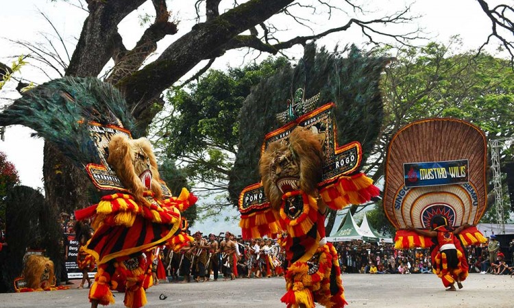 Atraksi Reog Ponorogo Hibur Pengunjung di Kawasan Wisata Telaga Ngebel Jawa Timur