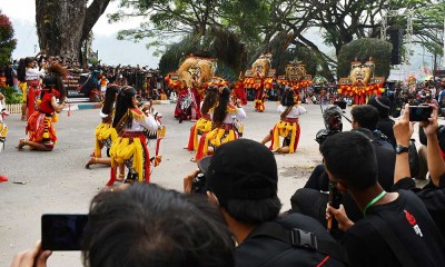 Atraksi Reog Ponorogo Hibur Pengunjung di Kawasan Wisata Telaga Ngebel Jawa Timur