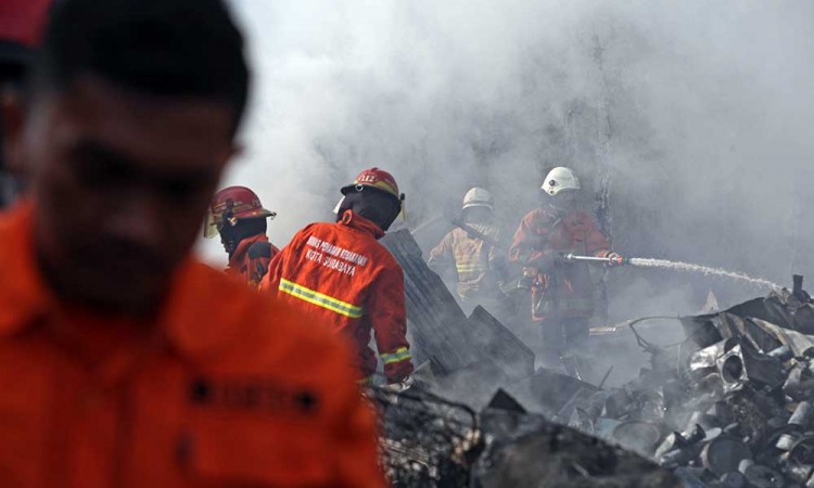 Tempat Usaha Pengepulan Barang Bekas di Surabaya Habis Terbakar