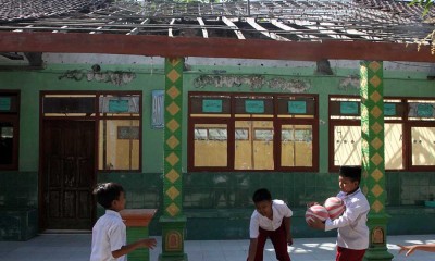 Gedung Sekolah Rusak, Siswa SDN 1 Ngawi Belajar di Lorong Sekolah