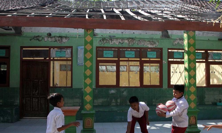 Gedung Sekolah Rusak, Siswa SDN 1 Ngawi Belajar di Lorong Sekolah