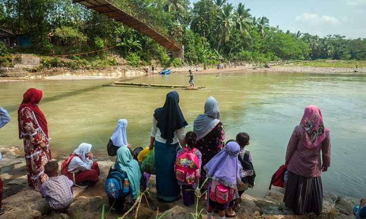 Jembatan Putus, Siswa di Banten Sebrangi Sungai Menggunakan Rakit Bambu
