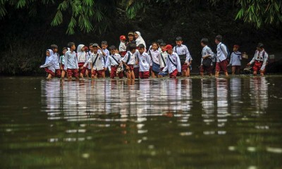 Siswa SD di Cianjur Rela Menerjang Sungai Untuk Berangkat Sekolah