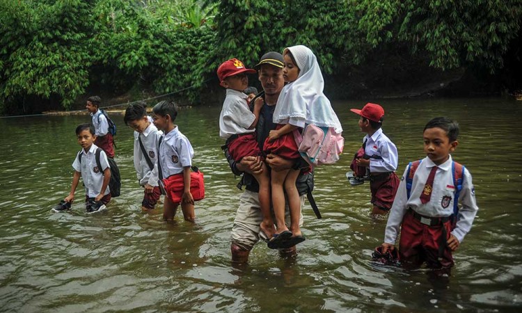 Siswa SD di Cianjur Rela Menerjang Sungai Untuk Berangkat Sekolah