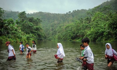 Siswa SD di Cianjur Rela Menerjang Sungai Untuk Berangkat Sekolah