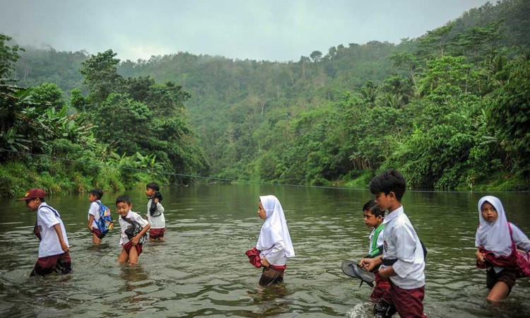 Siswa SD di Cianjur Rela Menerjang Sungai Untuk Berangkat Sekolah