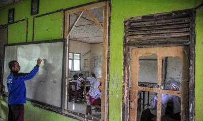 Siswa SD di Cianjur Rela Menerjang Sungai Untuk Berangkat Sekolah