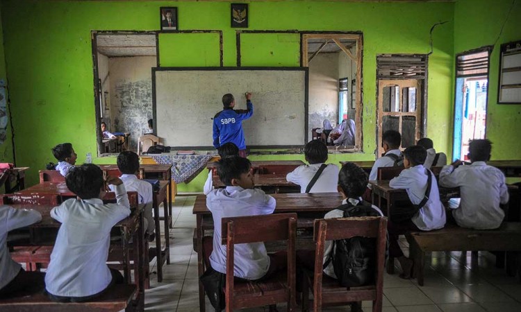 Siswa SD di Cianjur Rela Menerjang Sungai Untuk Berangkat Sekolah