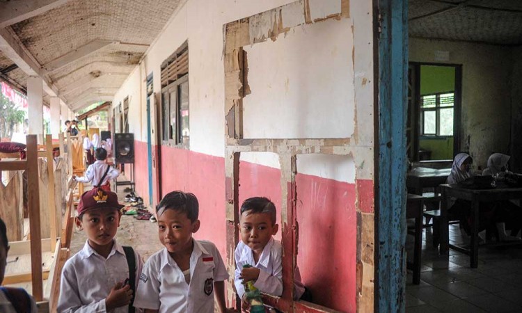 Siswa SD di Cianjur Rela Menerjang Sungai Untuk Berangkat Sekolah