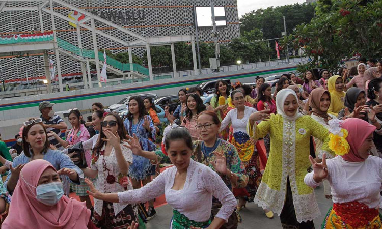 Berbagai Kalangan Meriahkan Parade Kebaya Nusantara di Jakarta