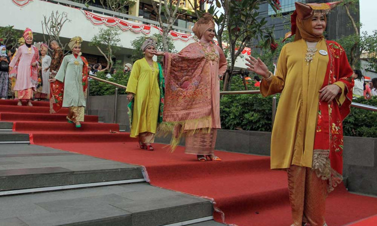 Berbagai Kalangan Meriahkan Parade Kebaya Nusantara di Jakarta