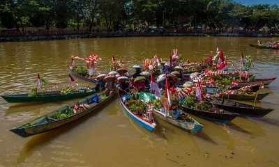 Pedagang Pasar Terapung Melakukan Atraksi Saat Festival Budaya