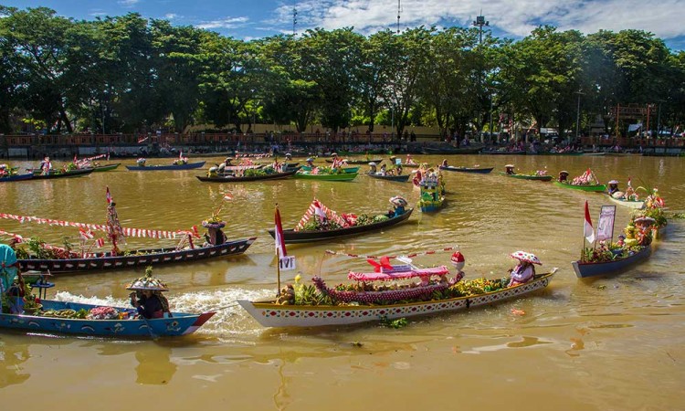 Pedagang Pasar Terapung Melakukan Atraksi Saat Festival Budaya