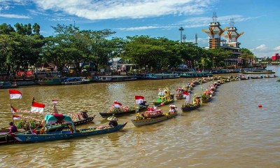 Pedagang Pasar Terapung Melakukan Atraksi Saat Festival Budaya